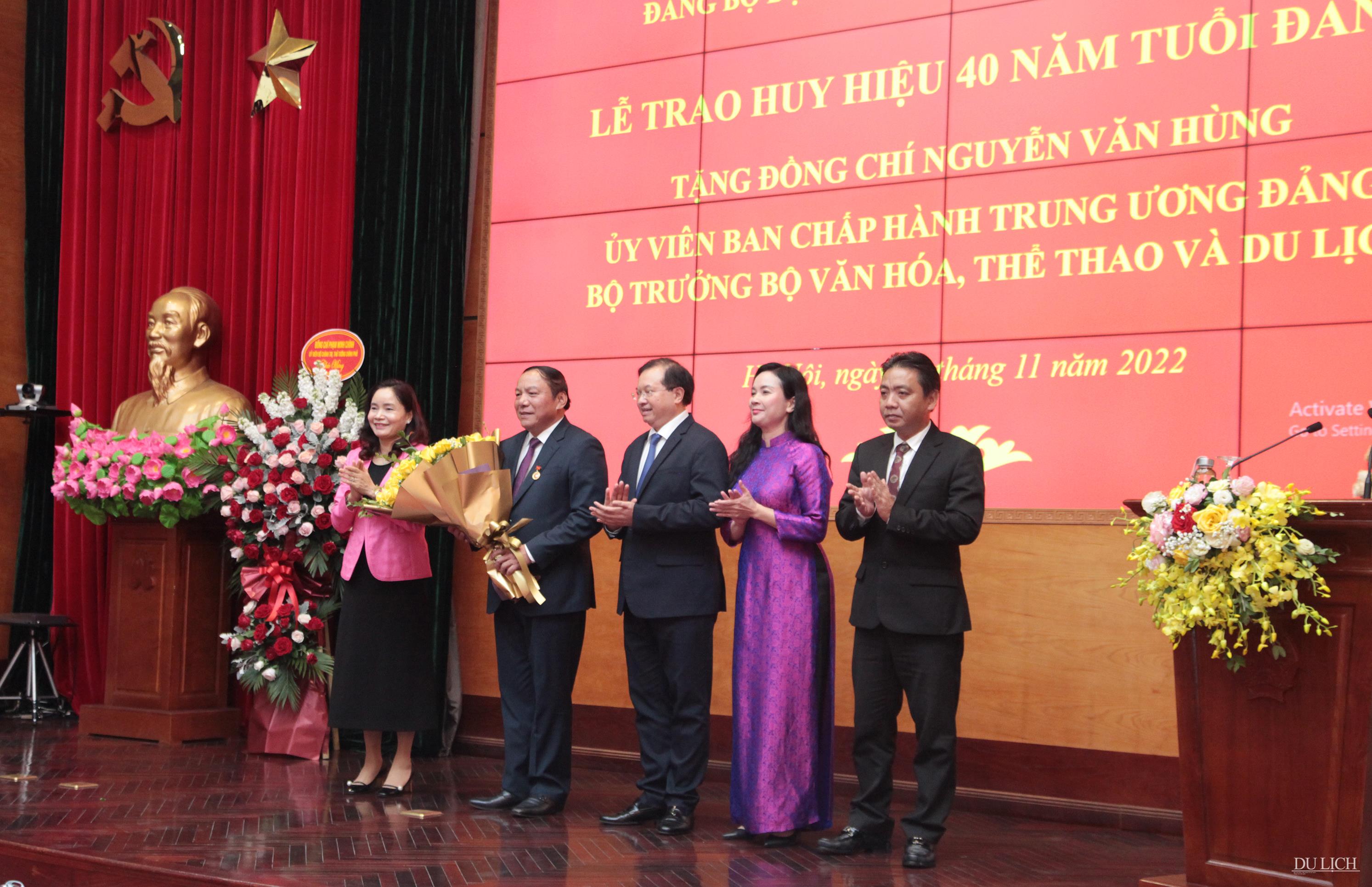 Tập thể lãnh đạo Bộ VHTTDL tặng hoa cho Bộ trưởng Nguyễn Văn Hùng